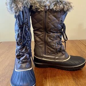 Women’s Size 11 Boots Faux Fur Lined Thinsulate Rubber Bottom Side Zip & Laces.
